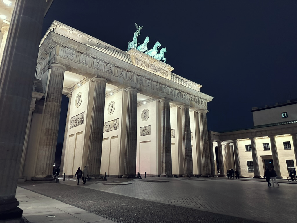 Das Brandenburger Tor in Berlin — the gate that once divided a city, and a country